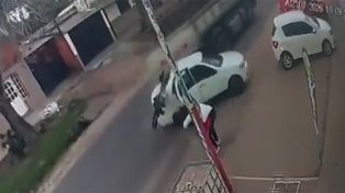 Una beba salió despedida de un auto que fue chocado por un camión 