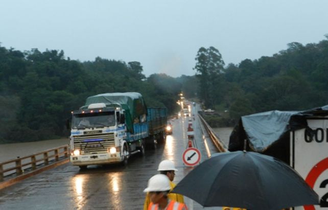 El viernes por la tarde técnicos e ingenieros de la dirección Nacional de Vialidad y Occovi supervisaron los ensayos de carga realizados en la estructura del puente Paranay Guazú