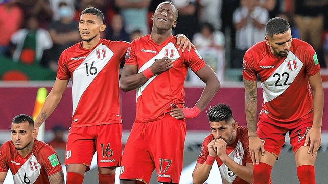 Luis Advíncula se lamenta la chance perdida de clasificar al Mundial.