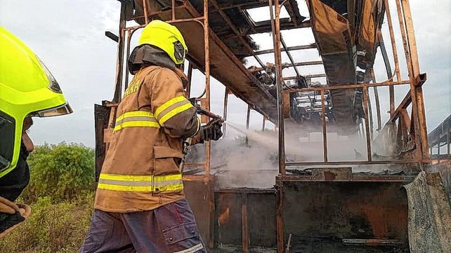 Un incendio consumió tres colectivos abandonados en Paraná