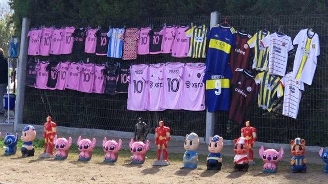 La camiseta rosa del Inter Miami made in La Salada se convirtió en un suceso de ventas en el mercado non sancto de Rosario.&nbsp;