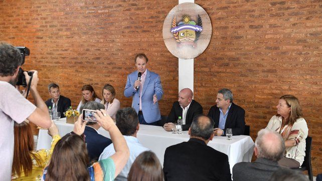 Bordet firmó contratos para ocho nuevos centros de salud