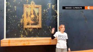Dos activistas en protesta por el sistema agrícola le tiraron sopa a la Gioconda en el Museo del Louvre de Paris