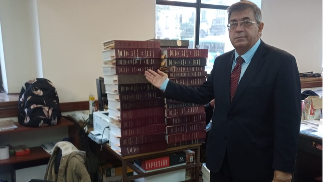 El director del Archivo de los Tribunales Provinciales de Rosario, Carlos Corbo, muestra algunos tomos con parte de los 18.000 expedientes ya protocolizadas que ser digitalizados.
