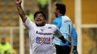 Maradona hizo un gol y golpeó a un periodista en partido por la paz