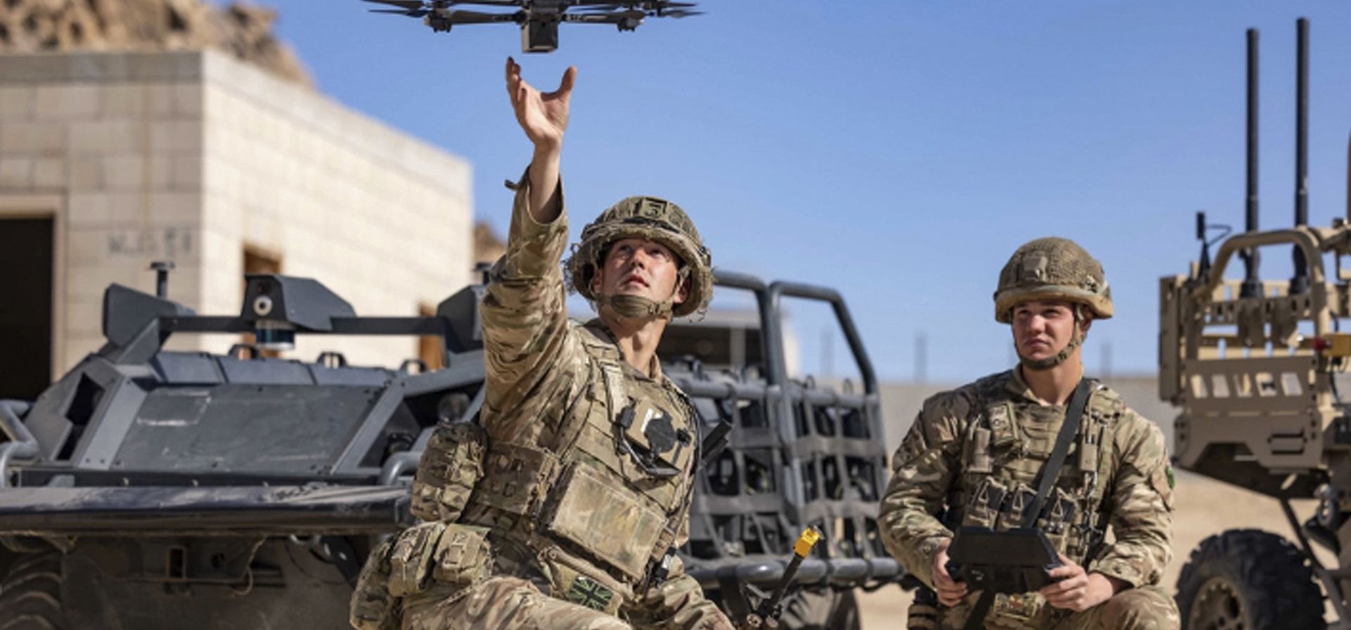 Soldados británicos lanzan un dron durante los ejercicios del Proyecto Convergencia en Fort Irwin, California. Con altas tensiones en torno a Taiwán, los planificadores militares estadounidenses y chinos se están preparando para una nuevo tipo de guerra en la que los acorazados, los aviones de combate y los desembarcos anfibios ceden el predominio a escuadrones de drones aéreos y marítimos con IA. (DVIDS vía AP) Soldados británicos lanzan un dron durante los ejercicios del Proyecto Convergencia en Fort Irwin, California. Con altas tensiones en torno a Taiwán, los planificadores militares estadounidenses y chinos se están preparando para una nuevo tipo de guerra en la que los acorazados, los aviones de combate y los desembarcos anfibios ceden el predominio a escuadrones de drones aéreos y marítimos con IA. (DVIDS vía AP)