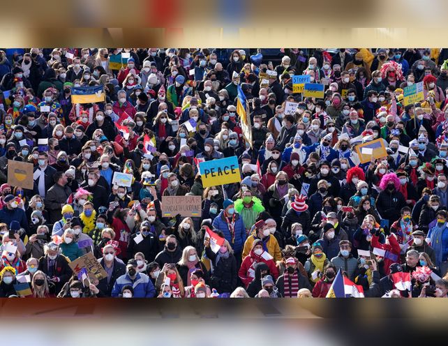 Unas 250.000 personas participan en Alemania de una marcha por la paz en Ucrania