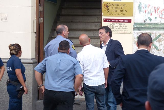 En acción. El fiscal Ademar Bianchini (a la derecha) dialoga con los policías en el lugar donde fue baleado Mansilla.(Angel Amaya / La Capital)