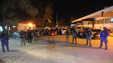 Además del dinero en efectivo, que sorprendió a los investigadores, la PSA secuestro 25 vehículos y una lancha. Además del dinero en efectivo, que sorprendió a los investigadores, la PSA secuestro 25 vehículos y una lancha.