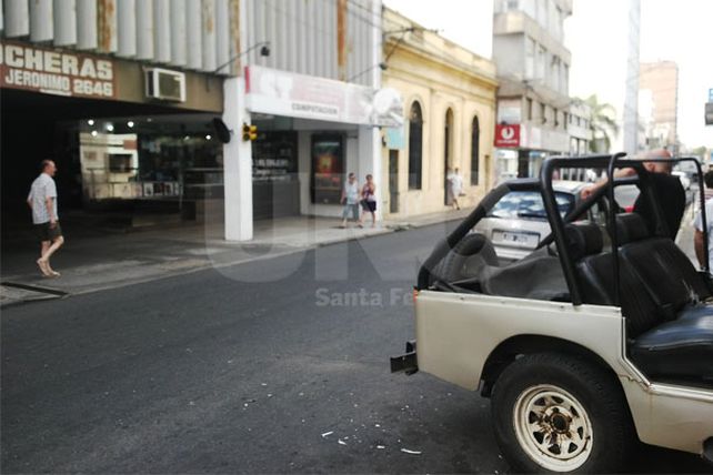 Un auto casi ingresa al interior de un negocio en pleno centro santafesino