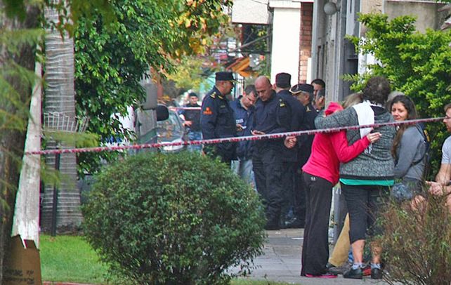 Desenlace. Vecinas y familiares se abrazan cerca del predio y del inmueble donde se halló el cadáver.