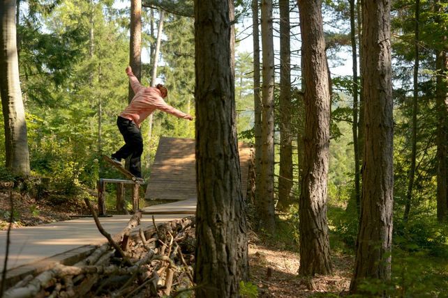 Mauro Iglesias se divirtió andando en skate por un bosque de Viena