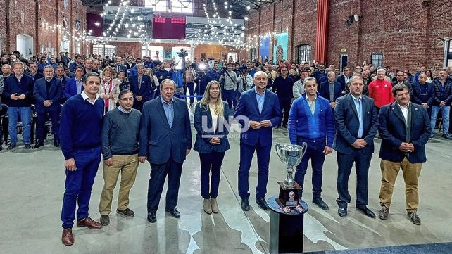 El acto fue encabezado por el gobernador Perotti junto a los presidentes de las diferentes federaciones deportivas que competirán en las Copas.