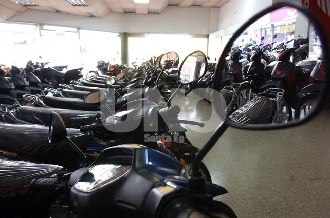 Comparación. La moto es un vehículo barato respecto a las opciones que hay en el mercado.