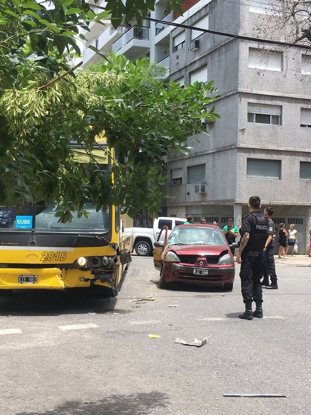 Impactante choque entre un colectivo, un auto y una camioneta en el ...