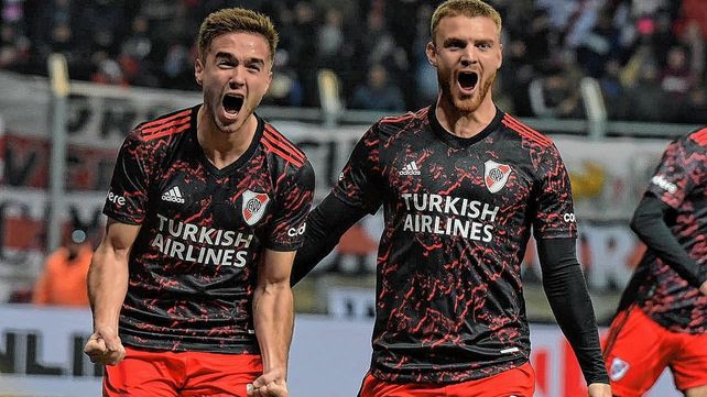 Agustín Palavecino festeja con todo uno de los goles de River.