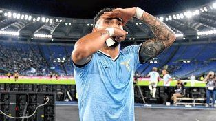 Valentín Castellanos sumó un gol pero después abandonó la cancha por lesión en el triunfo de Lazio sobre Hellas Verona.