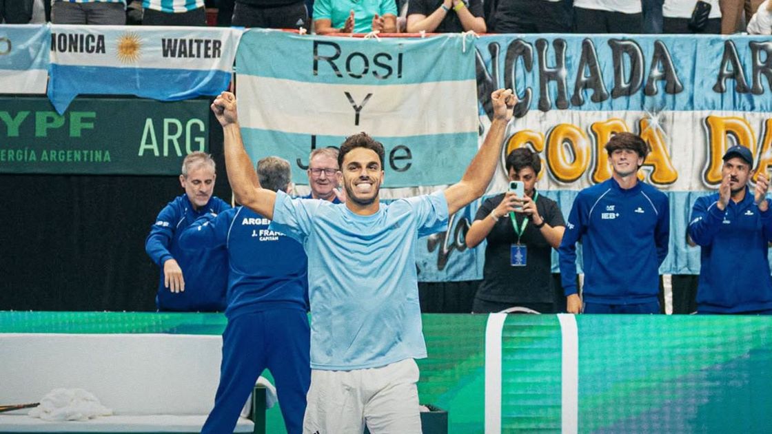 Fran Cerúndolo festeja el primer punto de Argentina sobre Turquía.