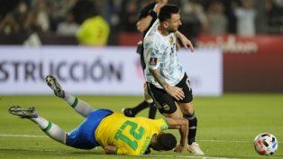 Messi se la juega frente a Matheus Cunha.
