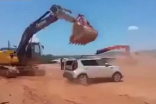 #DíaDeFuria: no le pagaron y aplastó un auto con su excavador