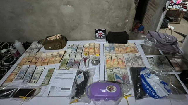 Parte de lo incautado por la policía en el marco del hallazgo de cocaína en Santa Fe.