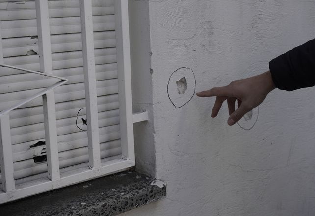 El frente de la casa de Teniente Agneta al 3100 quedó repleto de balazos por las dos balaceras ocurridas el domingo.&nbsp;