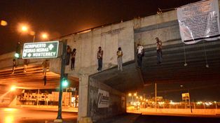 Narcos dejan 49 cuerpos mutilados en una ruta de Monterrey