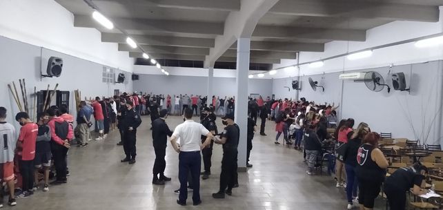 Hinchas de Newells armaron un banderazo en plena pandemia y más de 100 terminaron detenidos