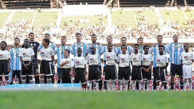 La Selección Argentina cerró el año con victoria 2-0 frente a Angola.