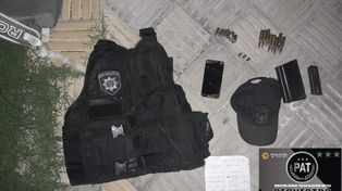 Sin pistas sobre el hallazgo de un bolso con balas, elementos policiales y una amenaza a Pullaro.    