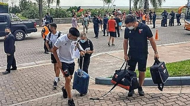 El plantel de Colón partirá a las 18 rumbo al estadio Madre de Ciudades.