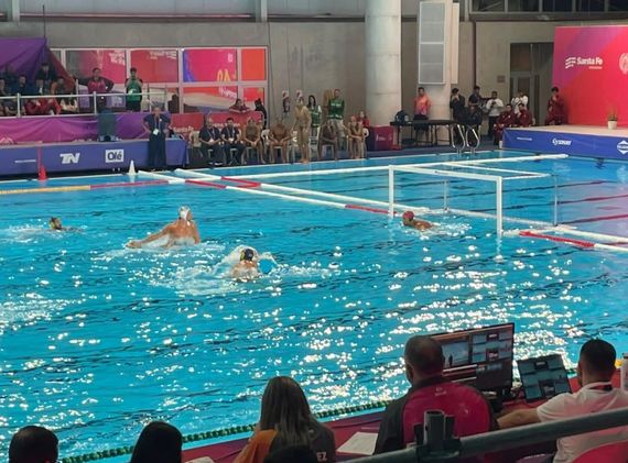 Con fuerte acento rosarino, el waterpolo se empezó a adueñar de su nueva casa