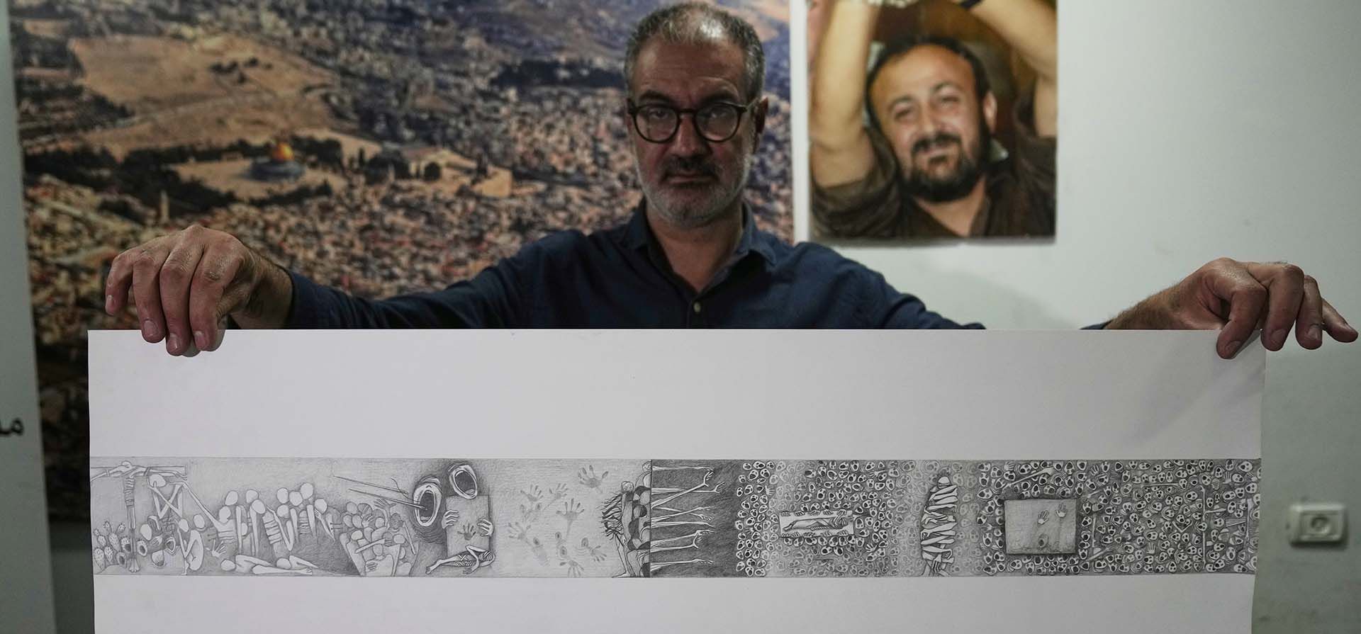 El artista visual palestino Yousef Awad, de 48 años, exhibe una sección de su obra El artista visual palestino Yousef Awad, de 48 años, exhibe una sección de su obra
