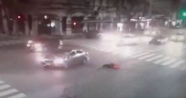 La joven repartidora quedó tendida en la calle tras ser atropellada por el vehículo.