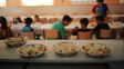 Dar de comer, el otro servicio esencial que asumen las escuelas en los barrios de Rosario