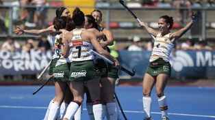 Campeonas. Las chicas de Lomas dan rienda suelta a su alegría, tras su ajustado triunfo sobre Italiano.