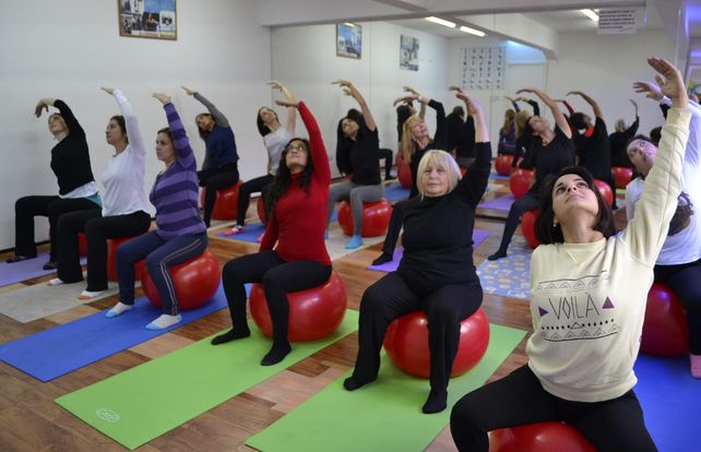 Gimnasia con formas esféricas en el Instituto Mirta de Fussi
