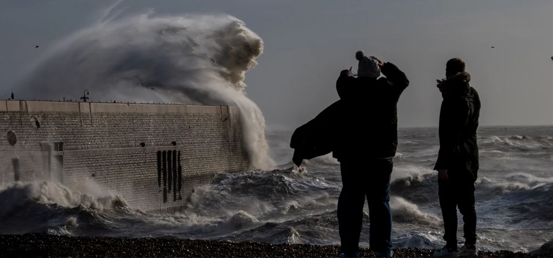 Las olas rompen sobre el muro del puerto durante la tormenta Bert, Folkestone, Inglaterra. Fotografía: Chris J Ratcliffe/Reuters Las olas rompen sobre el muro del puerto durante la tormenta Bert, Folkestone, Inglaterra. Fotografía: Chris J Ratcliffe/Reuters