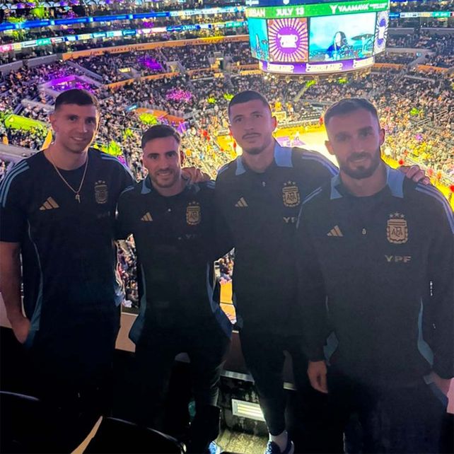 Los futbolistas de la selección argentina vieron a Los Ángeles Lakers en vivo este domingo por la noche.