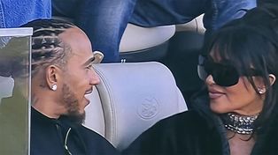 El piloto de Fórmula 1, Lewis Hamilton, apareció en un palco durante el Super Bowl junto a Kim Kardashian.