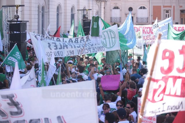 Estatales y docentes marcharon a Casa de Gobierno en repudio del techo del 18% y denunciaron aprietes