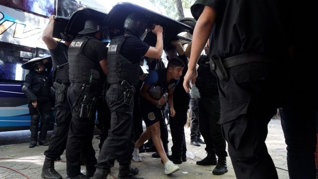 La policía decidió hacer un cordón con sus escudos para proteger la llegada de la delegación auriazul en el Coloso. 