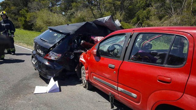 Tres personas perdieron la vida y tres resultaron heridas es un choque frontal entre dos autos en la Ruta 11 cerca de Villa Gesell