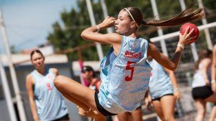 Justina Patricelli juega en el club Río Negro y ahora se destaca en el beach handball rosarino.
