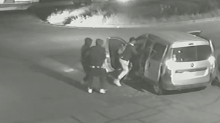 Asalto a policía que trabajaba como chofer de App: lo golpearon y le robaron el arma