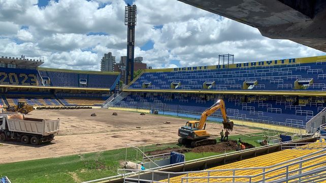 Las máquinas trabajan a destajo en el campo de juego de Arroyito.