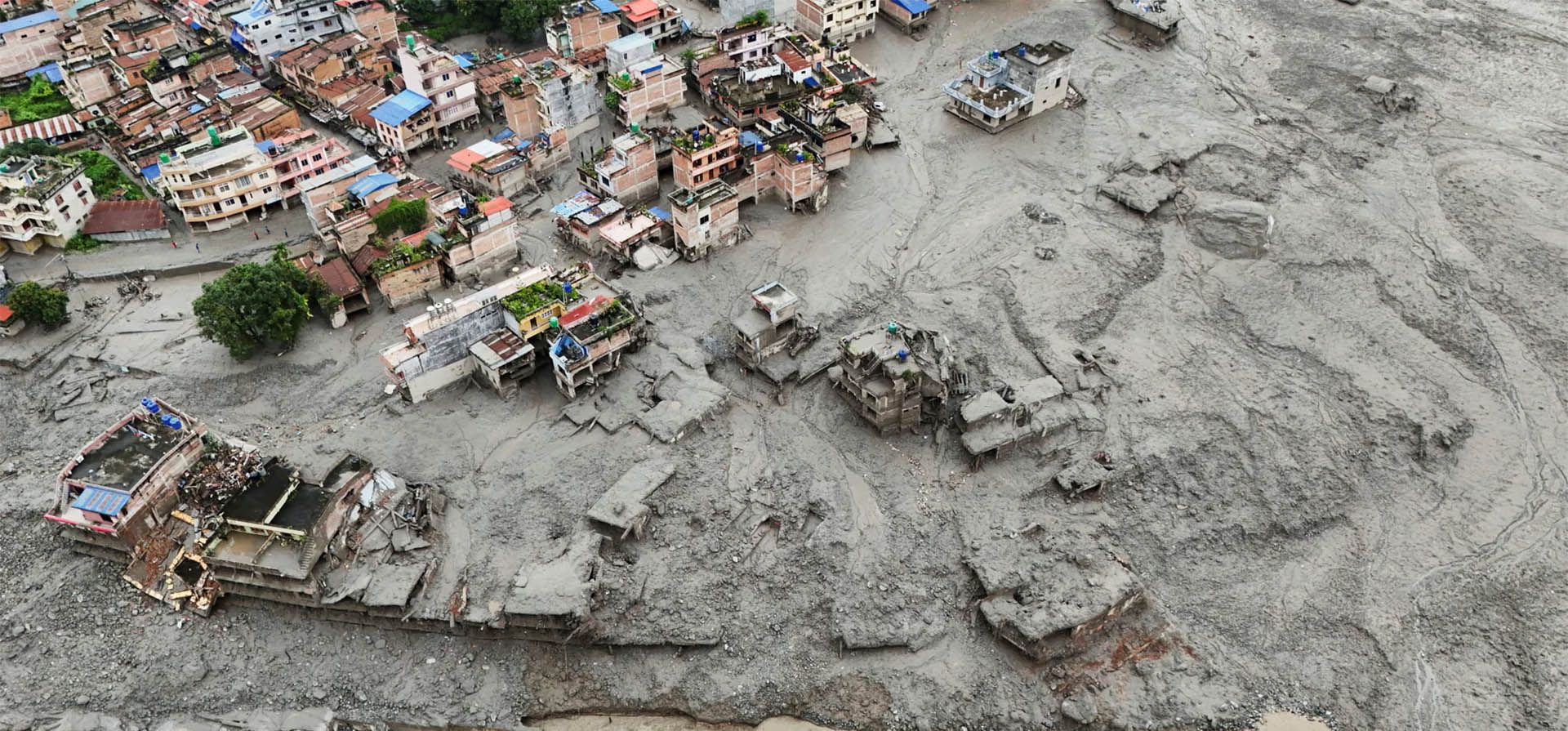 Una vista de dron muestra las propiedades que cubren lodo en Trishuli. Fotografía: Navesh Chitrakar/Reuters
