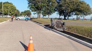 Impactante vuelco en Santa Elena: joven conductor resultó con lesiones menores