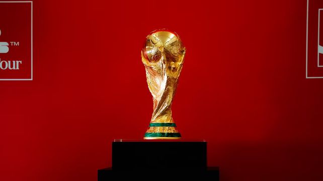 La imponente Copa del Mundo mide unos 37 centímetros de altura y pesa poco más de 6 kilos. Su diseño muestra dos figuras humanas sosteniendo el planeta, evocando la globalidad del fútbol.
