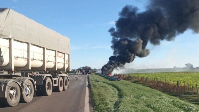 Fatal. Un fuerte choque entre un camión y una ambulancia en la ruta 33 dejó dos muertos.